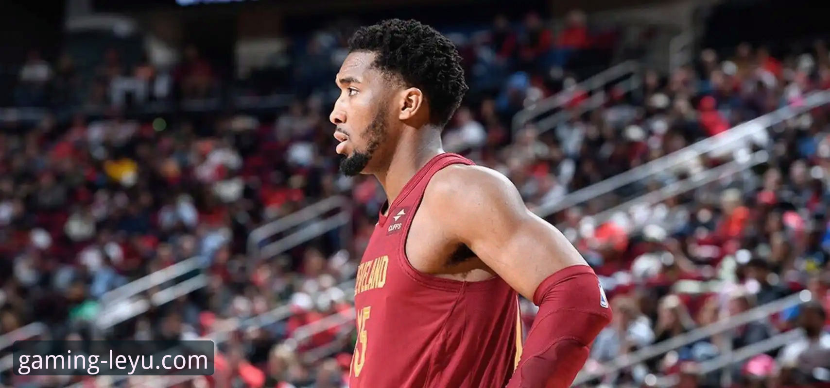 米切尔42分引领骑士险胜魔术：一场攻防转换的深度战术解析